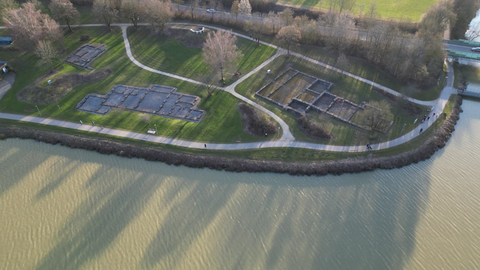 Aus der Vogelperspektive ist eine Ausgrabungsstätte aus der Römerzeit zu sehen. Die Umrisse der Grundmauern lassen sich erkennen. 