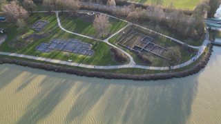 Aus der Vogelperspektive ist eine Ausgrabungsstätte aus der Römerzeit zu sehen. Die Umrisse der Grundmauern lassen sich erkennen. 