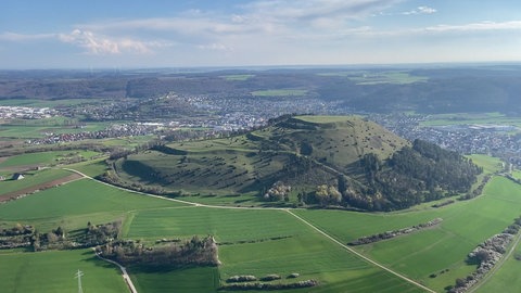 Der grüne Berg Ipf ist in der Bildmitte. Dahinter erstreckt sich die Stadt Bopfingen.