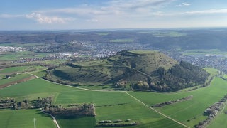 Der grüne Berg Ipf ist in der Bildmitte. Dahinter erstreckt sich die Stadt Bopfingen.