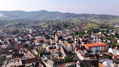 Panorama der Stadt Endingen am Kaiserstuhl. Im Hintergrund erstrickt sich 