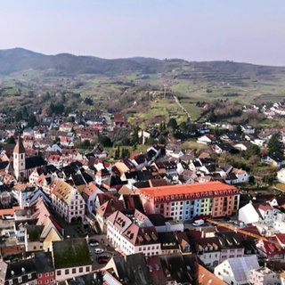 Panorama der Stadt Endingen am Kaiserstuhl. Im Hintergrund erstrickt sich 
