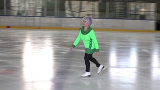 Bobi Frydrych trägt einen neongrünen Anzug und läuft mit Schlittschuhen über das Eis der Eishalle Pforzheim.