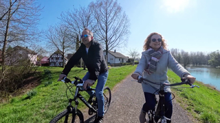 Ein Mann und eine Frau machen eine Ausfahrt mit Fahrrädern.