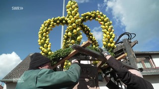 Eine Skulptur aus gefärbten Ostereiern