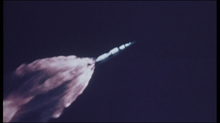 Eine Rakete fliegt ins All.