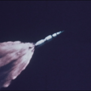 Eine Rakete fliegt ins All.