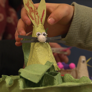 Aus einem Eierkarton hat ein Kind einen Osterhasen gebastelt.