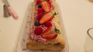 Biskuitrolle mit Himbeer-Mascarponefüllung