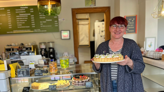 Backdame Veronika arbeitet in einem Café in Esslingen