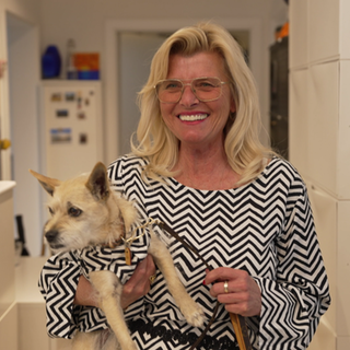 Dame mit Hund im Arm