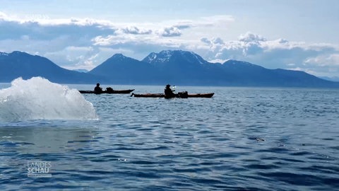 Zwei Kayakfahrende auf dem Meer