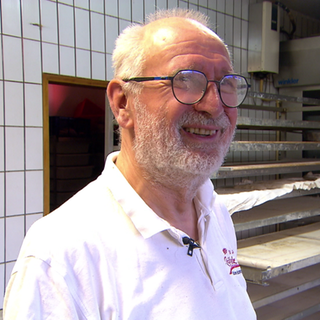 Der 74-jährige Bäcker Gerold Rebholz lächelt.