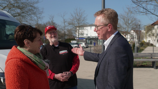 Sonja Faber Schrecklein unterhält sich mit Elmar Pfitzinger, dem ehrenamtlichen Bürgerbusfahrer, und dem Bürgermeister von Jettingen, Hans-Michael Burkhardt.