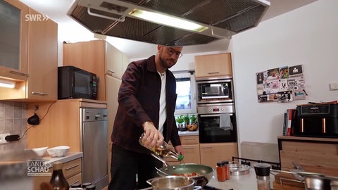 Sören Anders kocht in seiner Küche