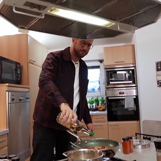 Sören Anders kocht in seiner Küche