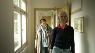 Sonja Faber-Schrecklein wird von Ira Pape durch das Schlosshotel geführt.