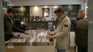 Kunden im Plattenladen