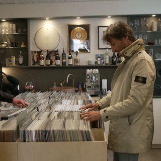 Kunden im Plattenladen