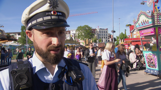 Polizist auf dem Frühlingsfest