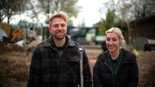 Peter und Silke Rombach haben ein ehemaliges NATO-Tanklager in eine Ferienlocation umgebaut. Sie stehen auf der Baustelle.