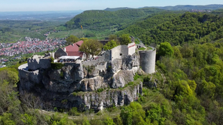 Die Burgruine Hohenneuffen aus der Vogelperspektive.