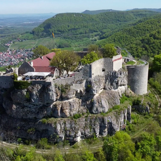Die Burgruine Hohenneuffen aus der Vogelperspektive.