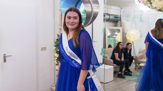 Marlen trägt ein blaues Kleid und eine Schärpe mit der Aufschrift „Schwetzinger Spargelprinzessin Marlen I.“.