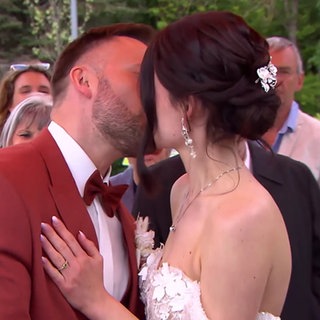 Alicia und Matthias Aißlinger küssen sich bei ihrer Trauung.