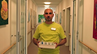 Pflegedienstleiter Alessandro Nobile steht in einem Flur eines Seniorenzentrums