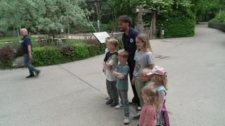 KSC-Profi posiert mit Kindern im Karslruher Zoo.