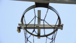 Metallkralle auf einem Basketballkorb.