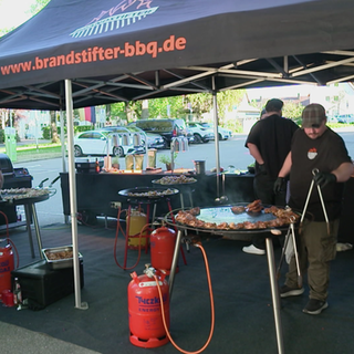 Die "Brandstifter" kümmern sich um das Catering auf einem Feuerwehrfest.