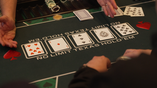 Tisch mit Spielkarten beim Poker-Turnier