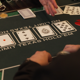 Tisch mit Spielkarten beim Poker-Turnier