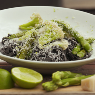 Pasta mit grünem Spargel und wildem Blumenkohl vom Grill