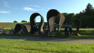 Radfahrer auf dem Skulpturenradweg im Odenwald