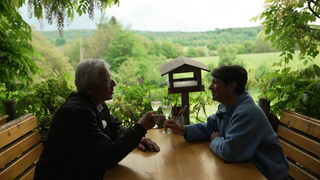 Sonja Faber-Schrecklein ist in Pfinztal und stößt mit einem Wein mit Hans Weiß an.