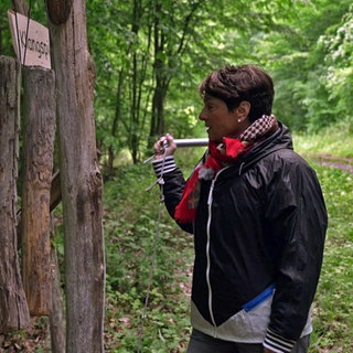 Sonja Faber-Schrecklein spielt ein Klangspiel auf dem Naturerlebnispfad in Pfinztal