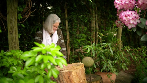 Astrid Klein steht in ihrem Garten in Lahr