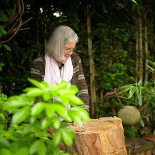 Astrid Klein steht in ihrem Garten in Lahr