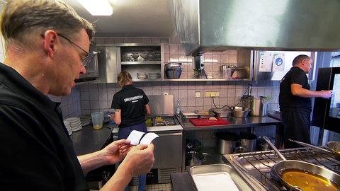 Ehrenamtliche arbeiten in der Küche der Gaststätte Lamm in Heubach