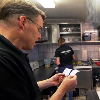Ehrenamtliche arbeiten in der Küche der Gaststätte Lamm in Heubach