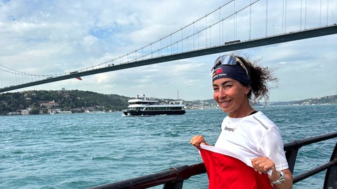 Nazli Hacibayramoglu steht an der Bospurus-Brücke in Istanbul.