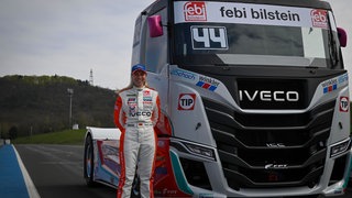 Stephanie Halm vor ihrem Truck auf der Rennstrecke.