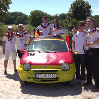Twingo in schwarz-rot-gold anlässlich der Fußball-Weltmeisterschaft 2026
