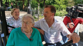 Zoodirektor Matthias Reinschmidt fährt die 100-jährige Liselotte Hoyer mit einem Golfcart durch den Zoo Karlsruhe