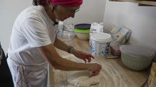 Backen im Backhaus in Gomardingen.