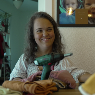 Nadine aus Backnang sitzt mit ihren Kindern am Tisch.