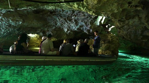 Bootsfahrt durch die Wimsener Höhle auf der Schwäbischen Alb.